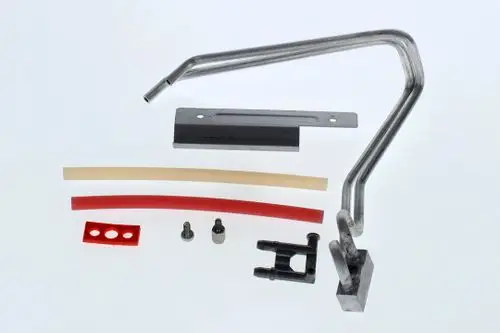 Verschiedene Komponenten eines Rohr-Kits von Bosch, einschließlich Metall- und Kunststoffteilen, sowie Rohre in verschiedenen Farben und Formaten.